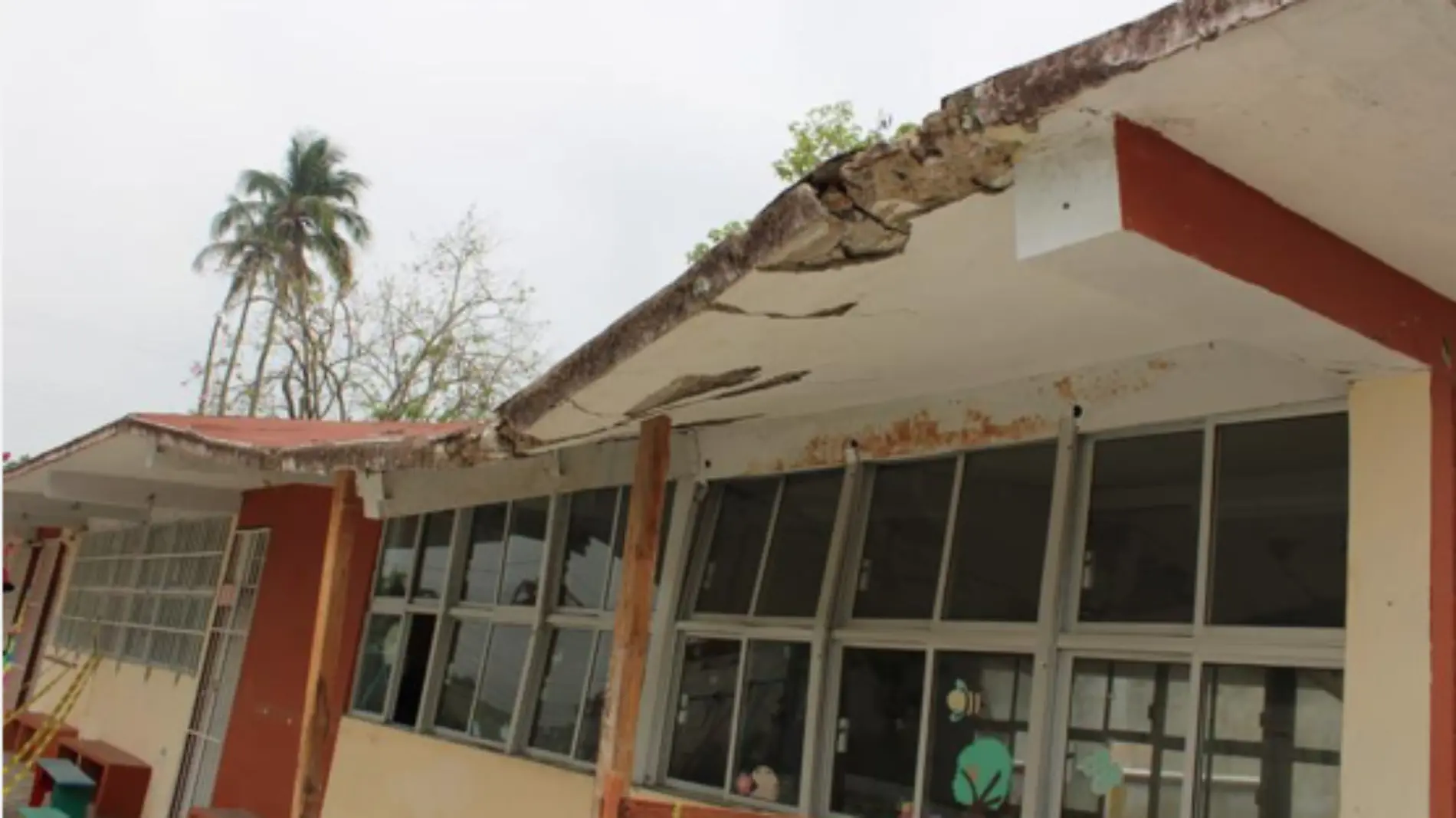 Daño estructural en un jardín de niños